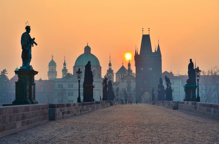 Le pont Charles à Prague, au lever du soleil | 24 heures à Prague