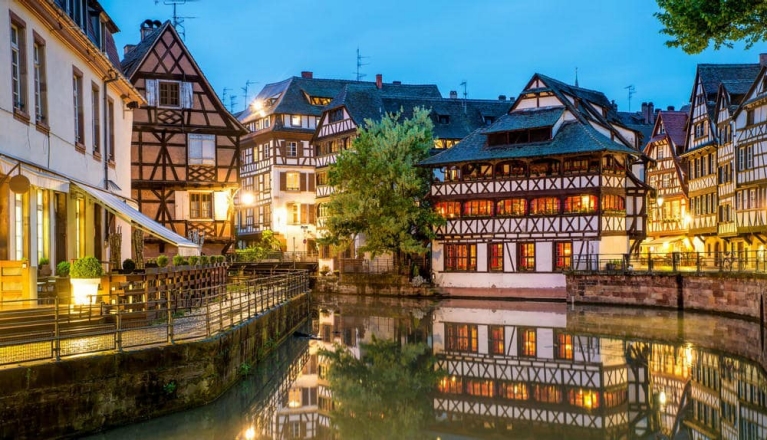 Straßburg und seine reizvollen Kanäle bei Nacht