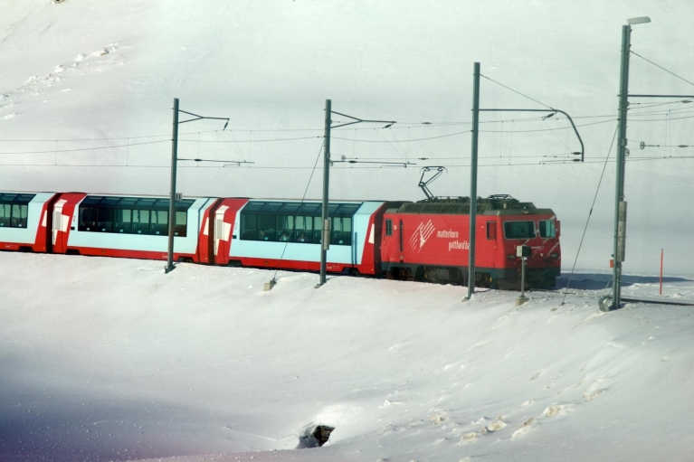 De Glacier Express in de sneeuw