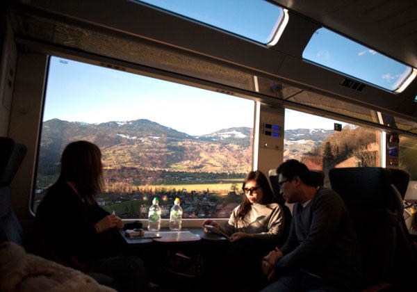 Wagon met prachtig uitzicht op de toeristische treinroute van de Golden Pass