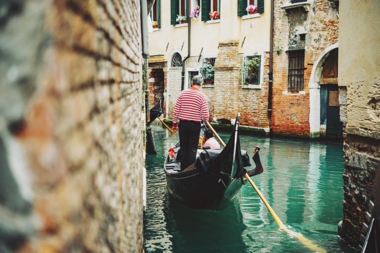 Tradizionale gondola con gondoliere nei canali di Venezia