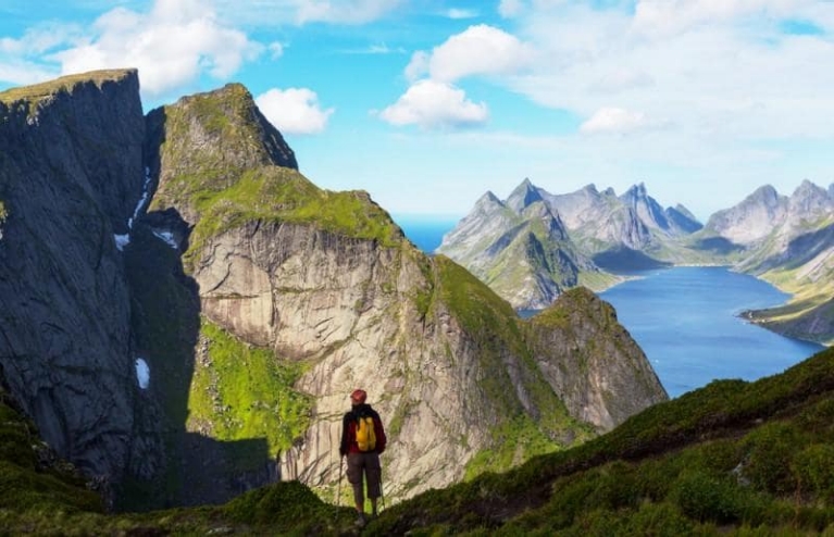 Wandelaar op de Lofoten in Noorwegen