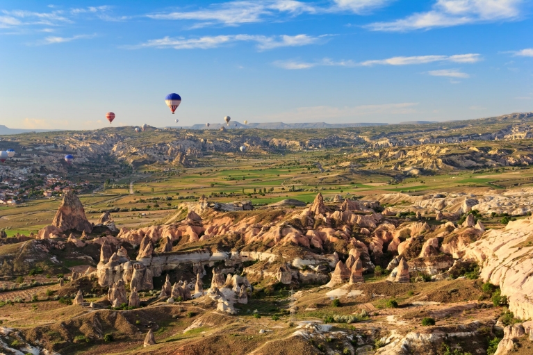 Heteluchtballonnen vliegen boven Cappadocië