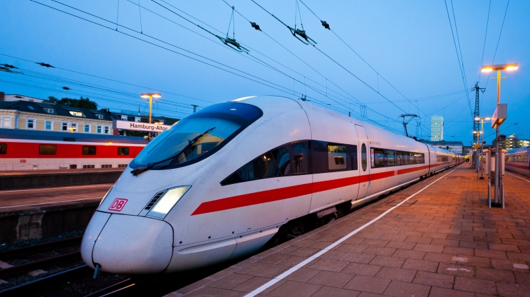 ICE-Highspeed-Zug am Bahnsteig in Hamburg