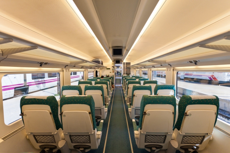 Interior del tren de alta velocidad Alvia, clase turista, España