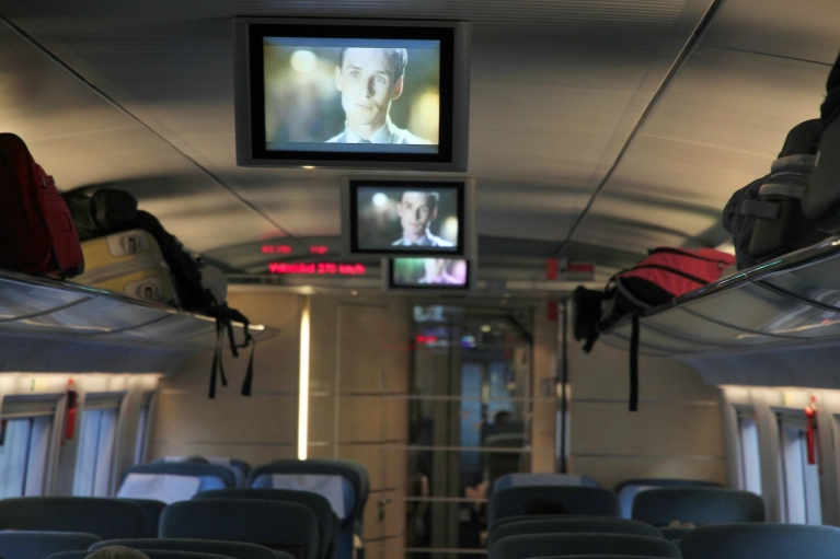 Equipaje y pantalla de televisión en un tren Le Frecce