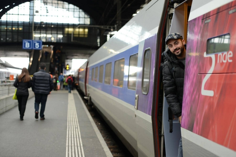 Man in deur van TGV trein, Bazel, Zwitserland
