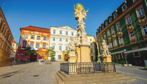 La place du marché avec la colonne de la Sainte-Trinité dans la vieille de Brno en République tchèque