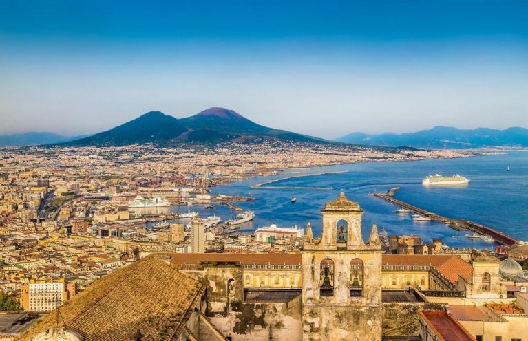 Blick auf Neapel und den Vulkan Vesuv