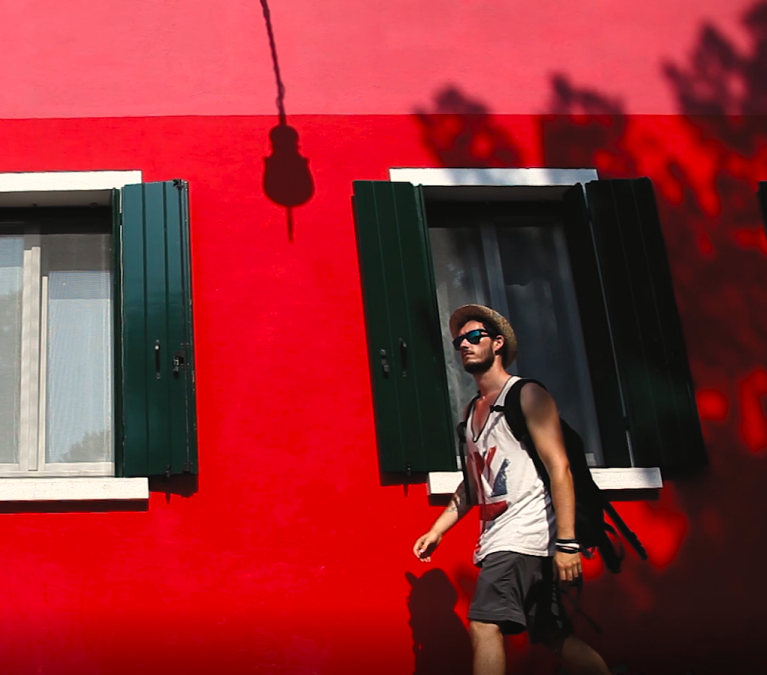 Pablo junto a unas coloridas casas