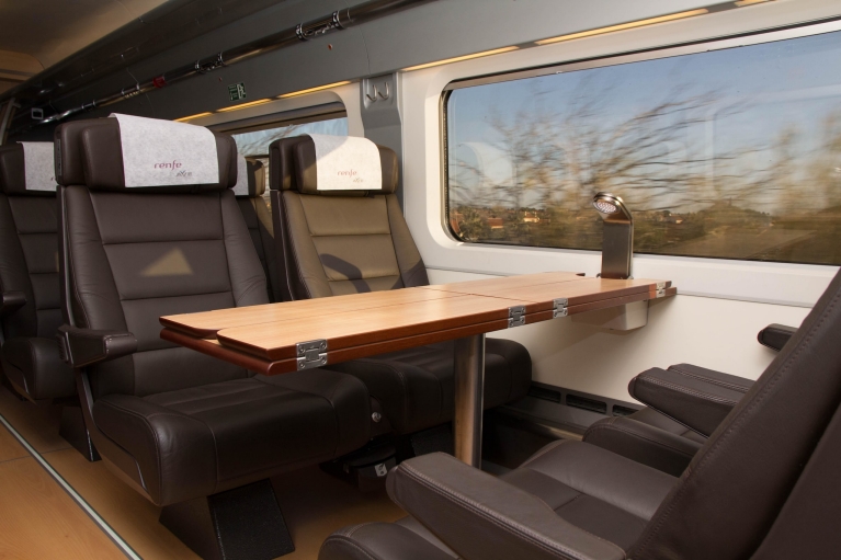 Sitze erster Klasse in einem Zug der Renfe-SNCF