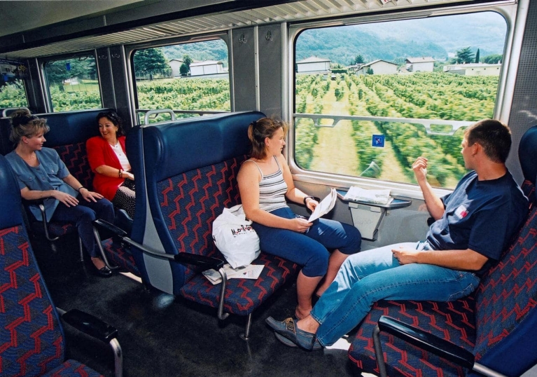 Gente en un tren regional en Suiza