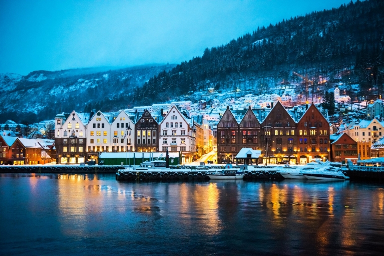 De houten huizen van Bergen bij nacht