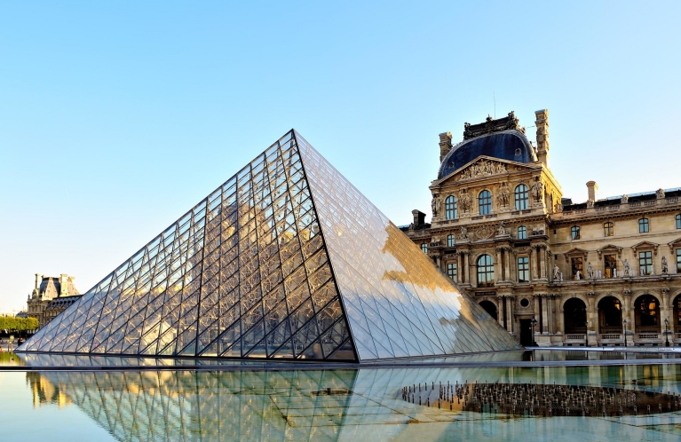  El Louvre y la pirámide de cristal