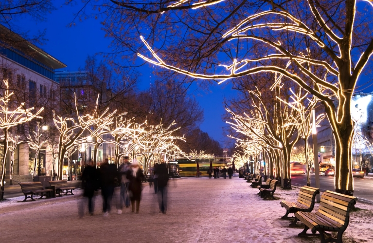 De beroemde avenue van Berlijn, Unter den Linden, met kerst
