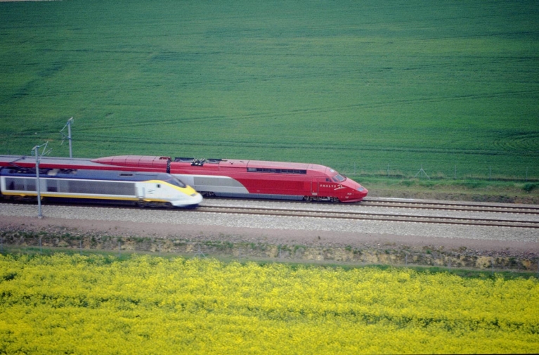 Los trenes de alta velocidad Thalys y Eurostar atravesando campos de Francia