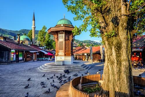 Der alte Brunnen am Marktplatz in Sarajevo im Sommer