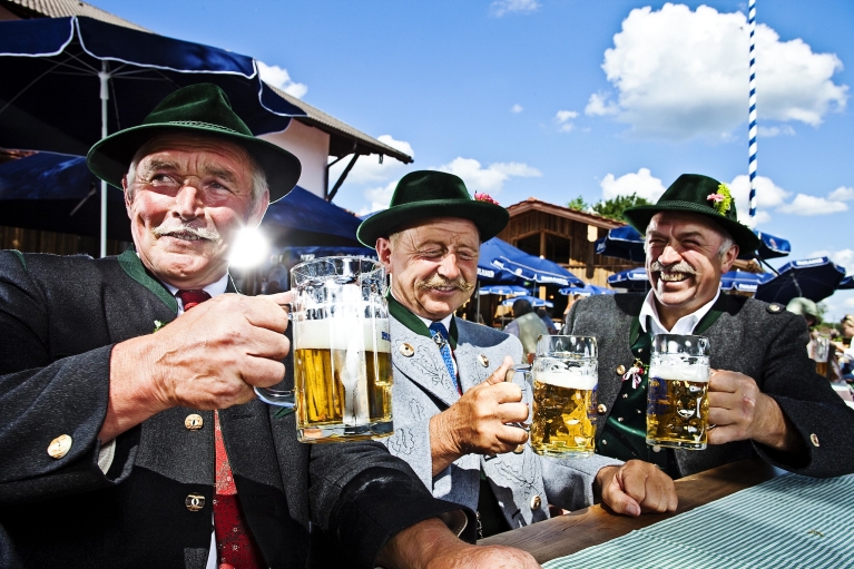 Drie mannen in een biertuin in München