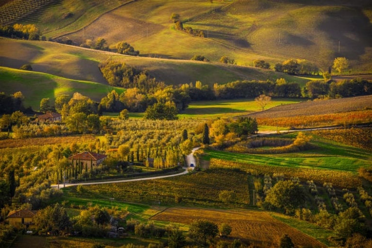 Paesaggio idilliaco della verde campagna intorno a Montepulciano