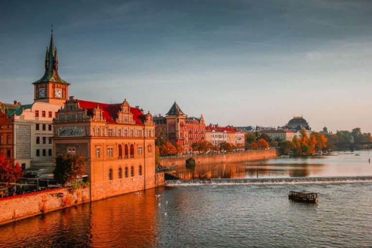 De stad Praag bij zonsopgang