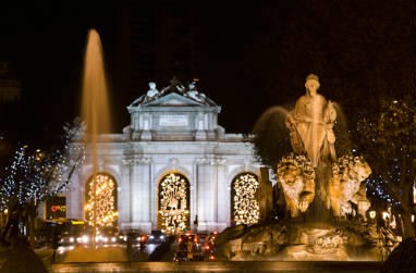 Der „Fuente de Cibeles“ und die „Puerta de Alcalá“ bei Nacht