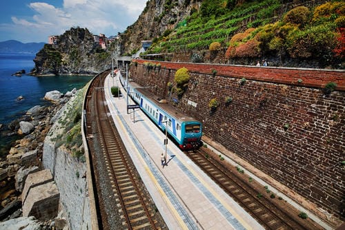train_in_manarola_railway_station_cinque_terre_italy