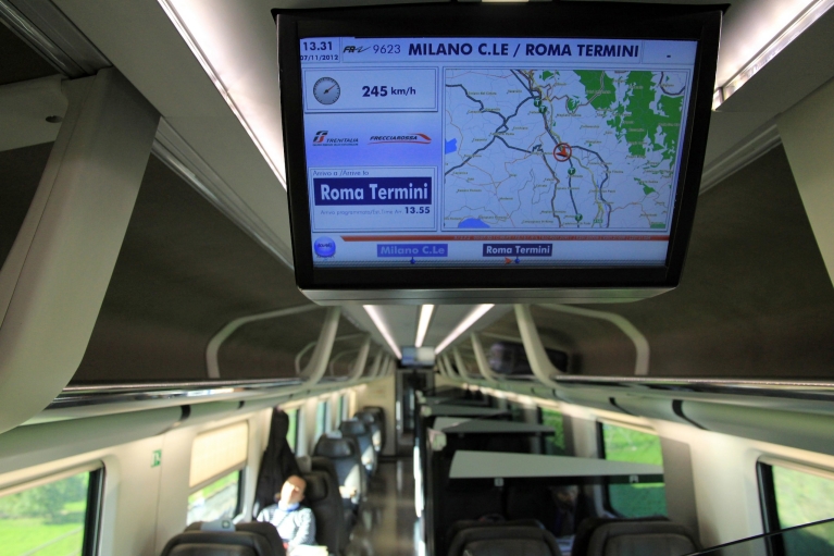 Tv-scherm in Le Frecce trein