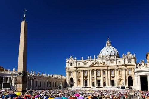 Vaticaanstad met een menigte bij de basiliek op een zonnige dag | Paasvakanties in Europa