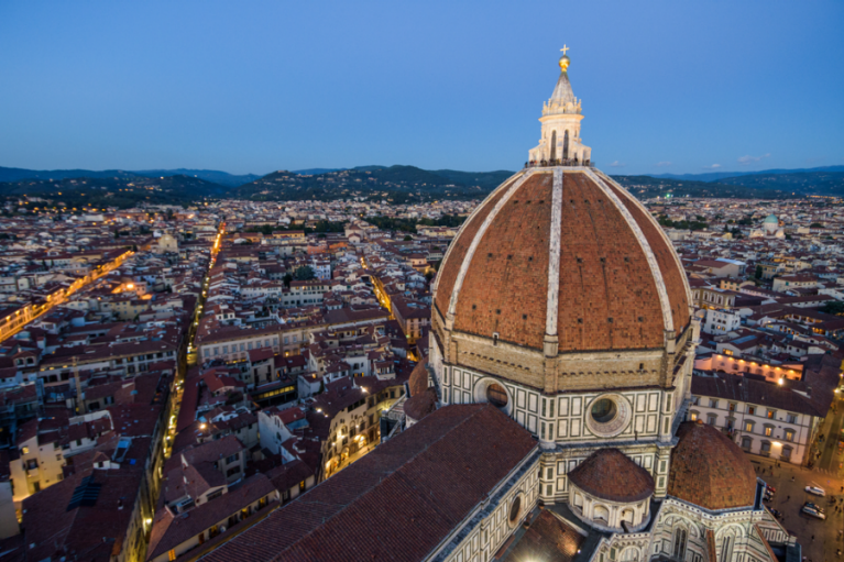 Uitzicht op de kathedraal van Florence vanaf de Campanile toren aan het begin van de avond