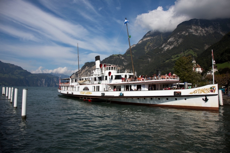 Schiff des Gotthard Panorama Express in der Schweiz