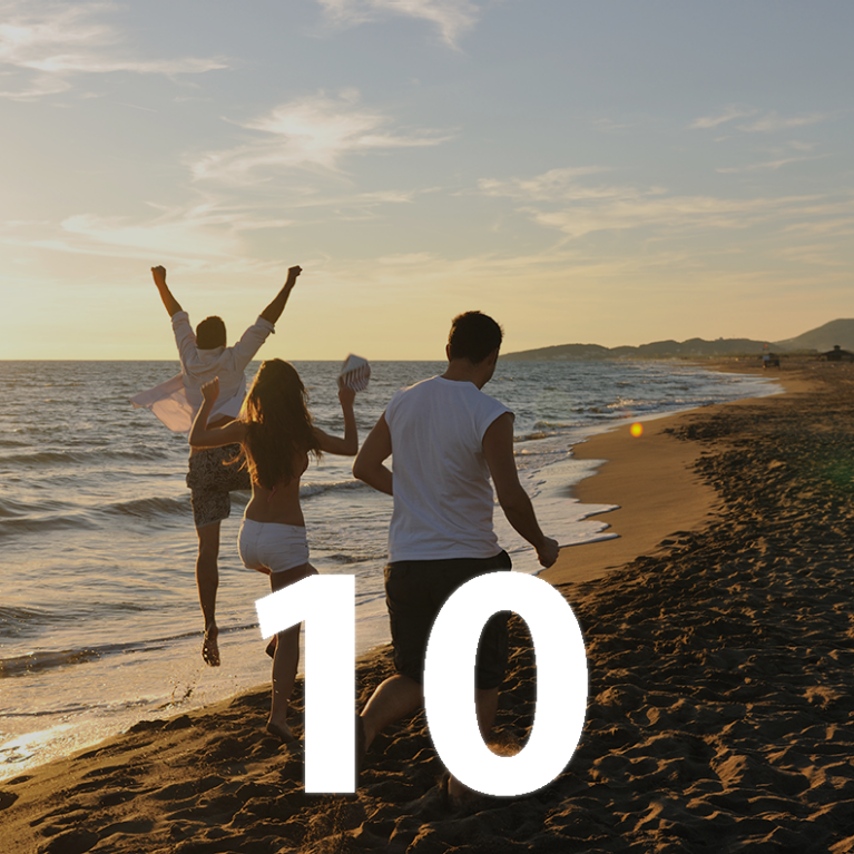 Trois personnes qui courent sur une plage. Le nombre 10 est superposé.