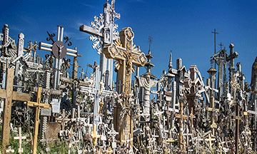 lithuania-hill-of-crosses