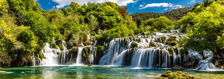 De Krka-watervallen in Kroatië op een zonnige dag