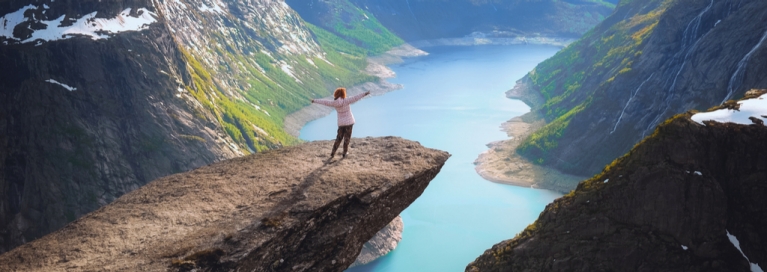 norway-stavanger-trolltunga-woman
