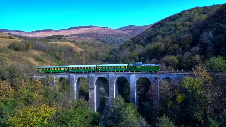 Zug fährt über eine Brücke in Rumänien