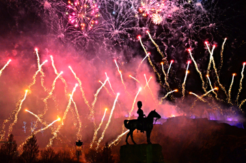 scotland-edinburgh-hogmanay-fireworks