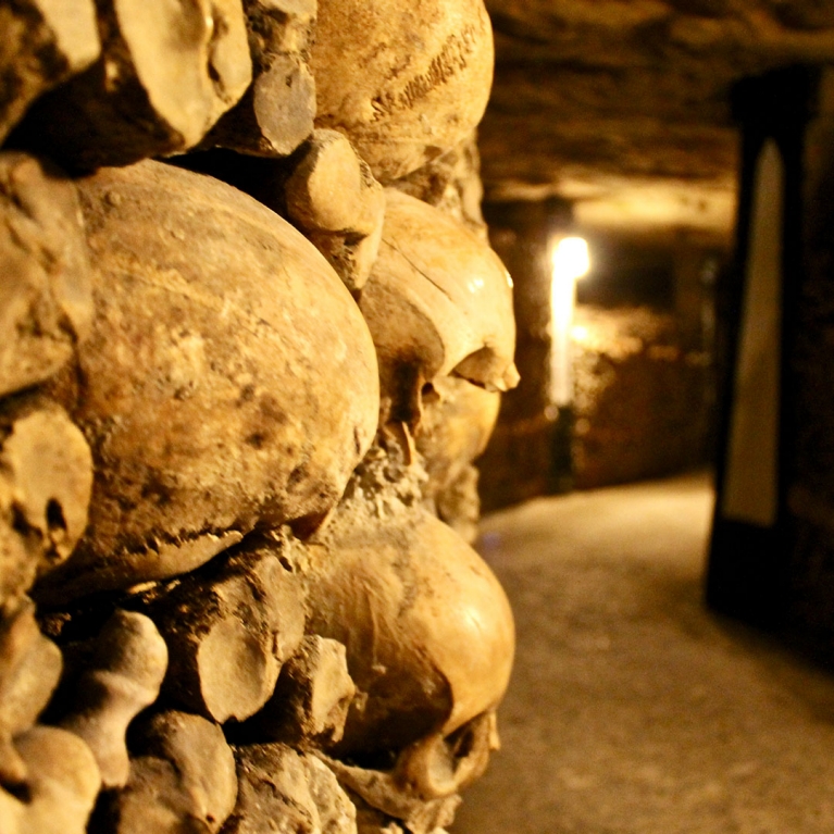 square-france-paris-catacombes-skulls-in-wall