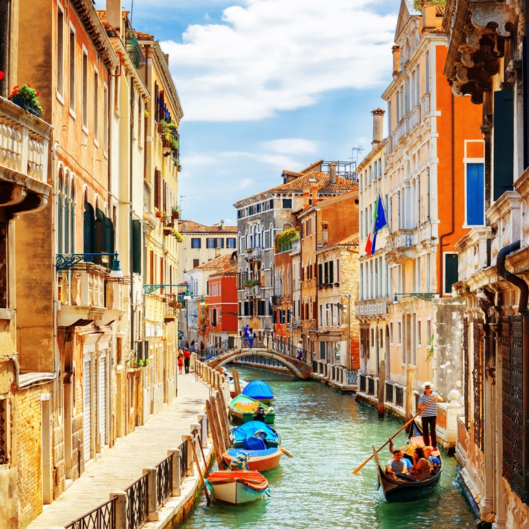 square-italy-venice-canals-colorful