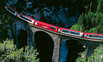 Treno svizzero Intercity in estate 