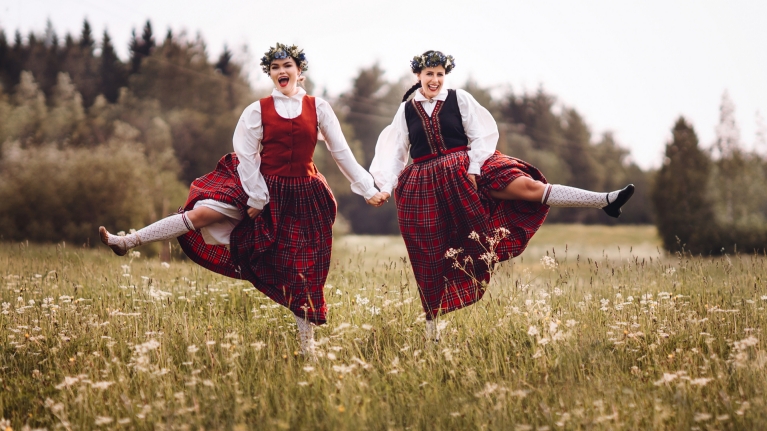 latvia-women-traditional-clothes-flowers-misummer
