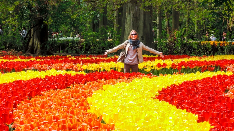 netherlands-keukenhof-tulips-woman-smiling