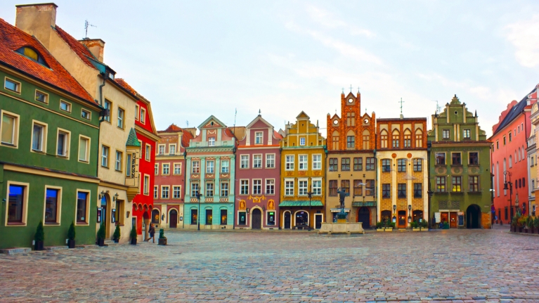 poland-poznan-square-colorful-buildings