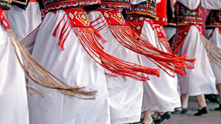 traditional-romanian-dance