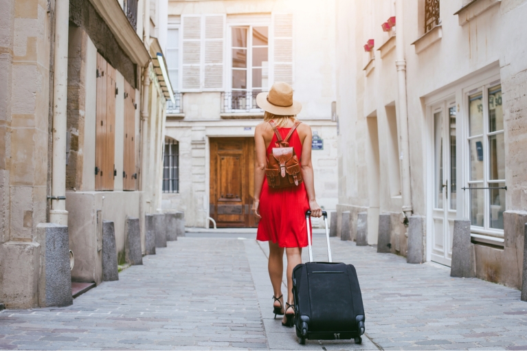 woman-suitcase-hostel-travel