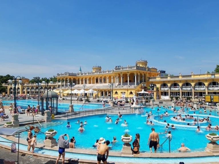 heather-byatt-hungary-budapest-széchenyi-baths