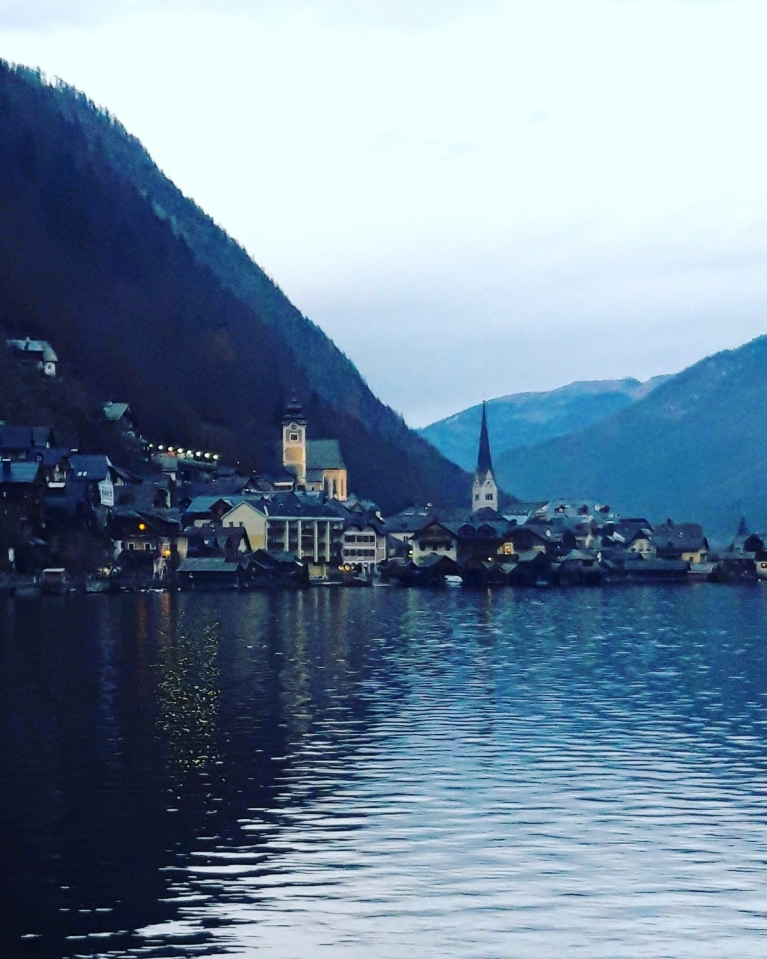 UGC-austria-hallstatt-twilight-lake
