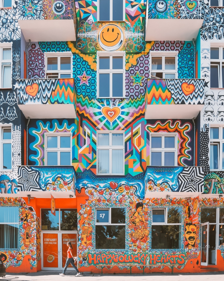 Street art op een flatgebouw in Berlijn