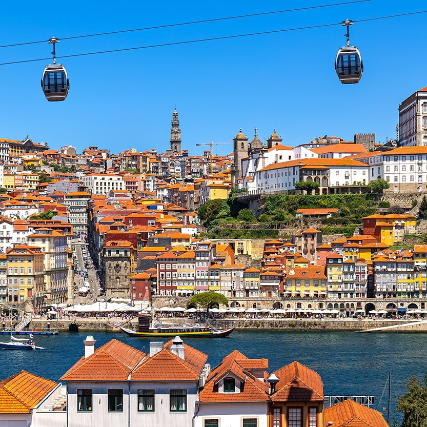 Der Fluss Douro in Porto und das Stadtbild auf beiden Seiten des Flusses aus der Vogelperspektive