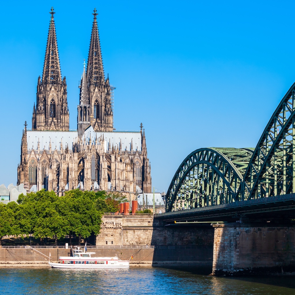Der Kölner Dom und die Hohenzollernbrücke, von der anderen Seite des Rheins aus gesehen