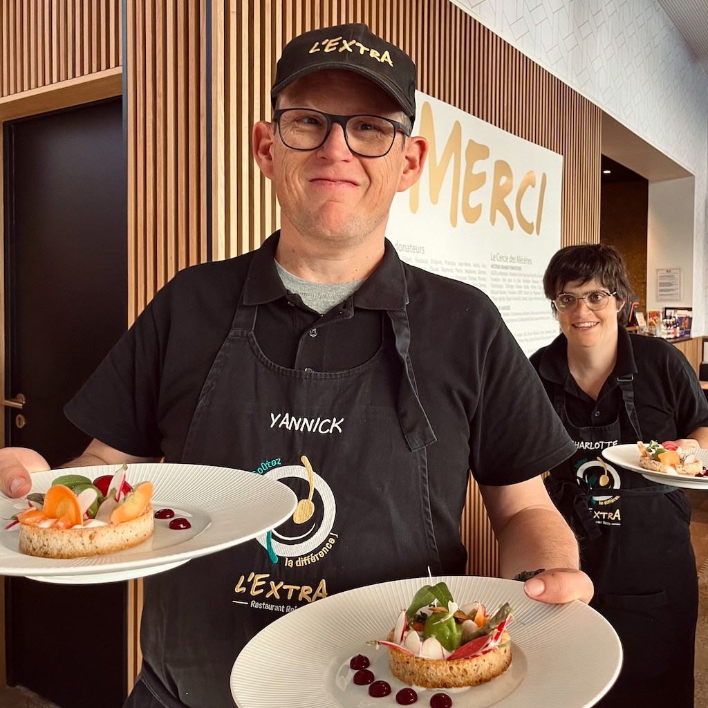 Yannick and Charlotte bringing out the food at L'Extra with the biggest smiles